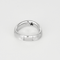Élégante bague en or blanc, or jaune ciselée et diamant
