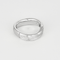 Élégante bague en or blanc, or jaune ciselée et diamant