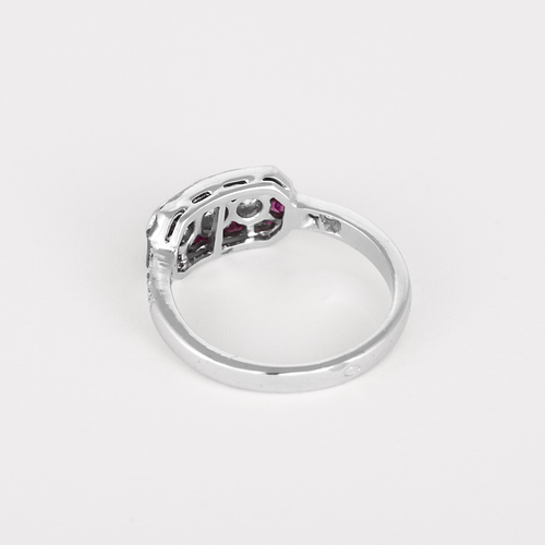 53 Bague en or blanc, rubis de synthèse calibrés et diamants 58 Facettes DV34030-5