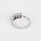 53 Bague en or blanc, rubis de synthèse calibrés et diamants 58 Facettes DV34030-5