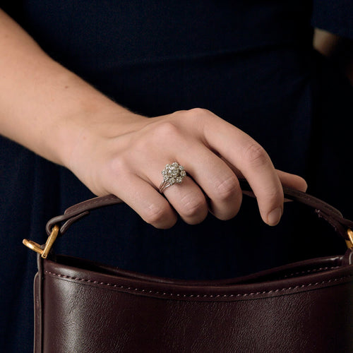 48.5 Bague marguerite en or blanc, diamants 58 Facettes DV34030-18