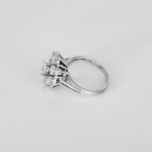 48.5 Bague marguerite en or blanc, diamants 58 Facettes DV34030-18