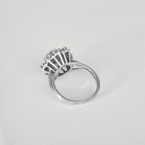 48.5 Bague marguerite en or blanc, diamants 58 Facettes DV34030-18