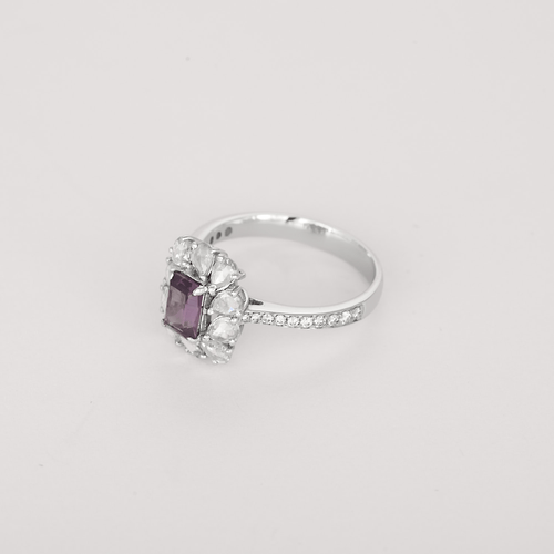 Bague en or blanc, saphir rose : 0,90 carat, diamants