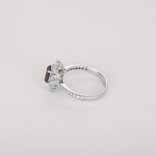 Bague en or blanc, saphir rose : 0,90 carat, diamants