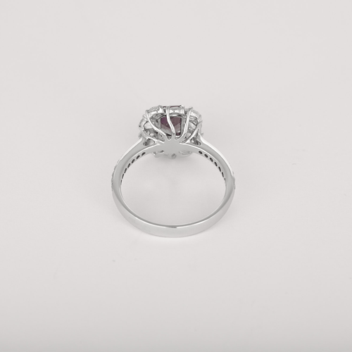 Bague en or blanc, saphir rose : 0,90 carat, diamants