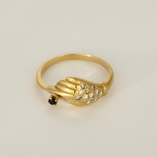 54 Bague en or jaune à motif de main stylisée, saphir et diamants : 0,10 carat 58 Facettes DV34342-3