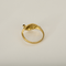 54 Bague en or jaune à motif de main stylisée, saphir et diamants : 0,10 carat 58 Facettes DV34342-3