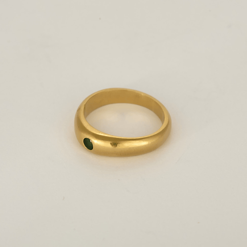 51 Bague jonc bombée en or jaune et petite émeraude 58 Facettes DV34049-5