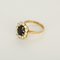 51 Bague marguerite en or jaune, diamants et saphir 58 Facettes DV34627-1