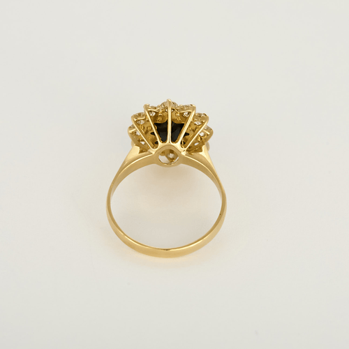 51 Bague marguerite en or jaune, diamants et saphir 58 Facettes DV34627-1