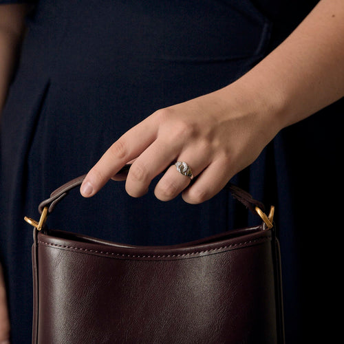 Dinh Van - Menottes R8 - Bague en or gris et diamants
