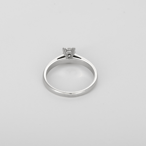 54 Bagues solitaire en platine centré d'un diamant taillé en brillant pesant 0,50 carat 58 Facettes DV32200-1
