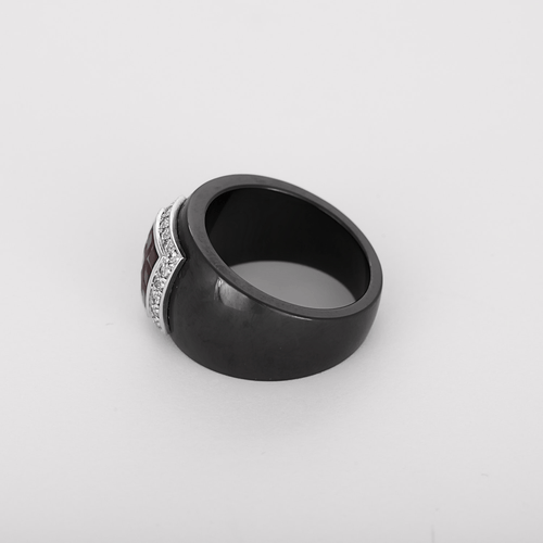 56 GUY LAROCHE - Bague en céramique noire, or blanc, rubis et diamants 58 Facettes DV34830-4