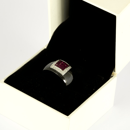 56 GUY LAROCHE - Bague en céramique noire, or blanc, rubis et diamants 58 Facettes DV34830-4