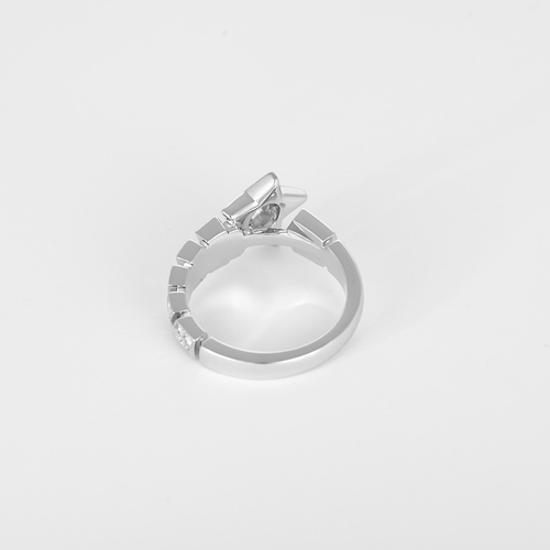 Bague 48 Chanel - Comète Chevron - Elégante Bague en or gris 18K 58 Facettes DV35270-1