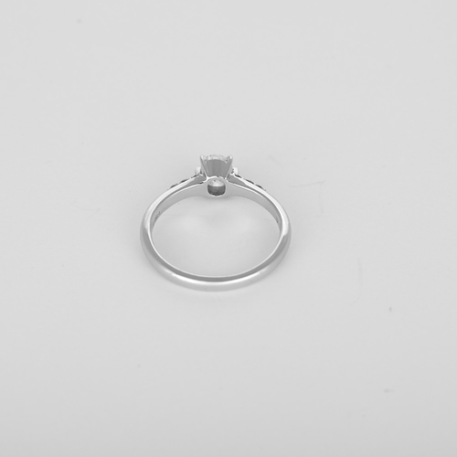 Bague 45 Élégante bague solitaire en or blanc 18K diamant 58 Facettes DV34833-1