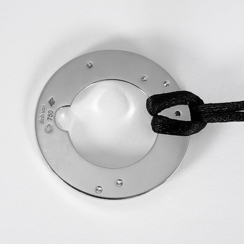 Pendentif Dinh Van - Cible - Élégant pendentif en or blanc, diamants sur cordon noir 58 Facettes DV32132-1