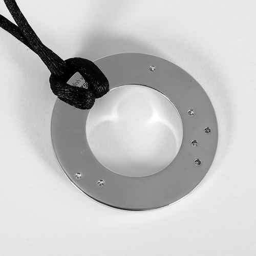 Pendentif Dinh Van - Cible - Élégant pendentif en or blanc, diamants sur cordon noir 58 Facettes DV32132-1