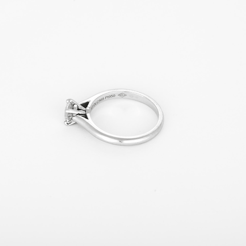 CARTIER - 1895 - Bague solitaire, platine et diamant 0.40 ct