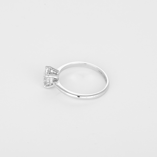 MAUBOUSSIN - Bague solitaire en or gris et diamant 1 carat environ
