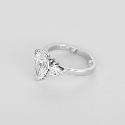 Bague 49 CHAUMET - Rare Bague en or blanc 18K (750 millièmes) composée d'un jonc centré d’un diamant de forme poire pesant 2,02 carats 58 Facettes DV35270-2