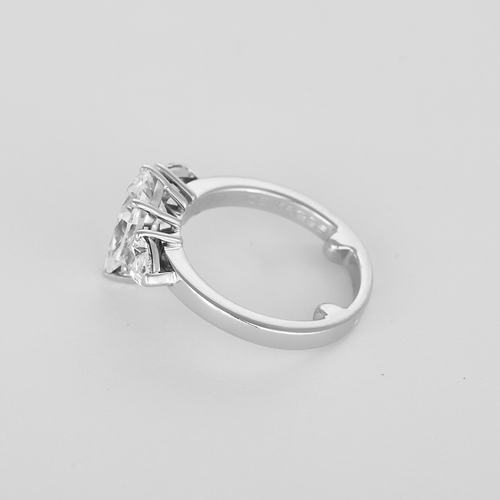 Bague 49 CHAUMET - Rare Bague en or blanc 18K (750 millièmes) composée d'un jonc centré d’un diamant de forme poire pesant 2,02 carats 58 Facettes DV35270-2
