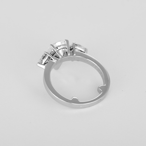 Bague 49 CHAUMET - Rare Bague en or blanc 18K (750 millièmes) composée d'un jonc centré d’un diamant de forme poire pesant 2,02 carats 58 Facettes DV35270-2