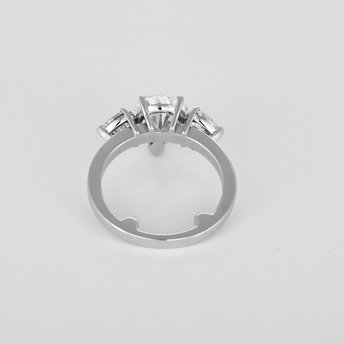 Bague 49 CHAUMET - Rare Bague en or blanc 18K (750 millièmes) composée d'un jonc centré d’un diamant de forme poire pesant 2,02 carats 58 Facettes DV35270-2