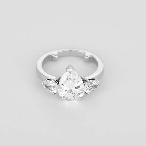 Bague 49 CHAUMET - Rare Bague en or blanc 18K (750 millièmes) composée d'un jonc centré d’un diamant de forme poire pesant 2,02 carats 58 Facettes DV35270-2