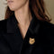 Broche Broche en or jaune à motif de chat et tourmalines vertes 58 Facettes DV36082-1