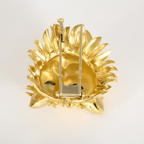 Broche Broche en or jaune à motif de chat et tourmalines vertes 58 Facettes DV36082-1