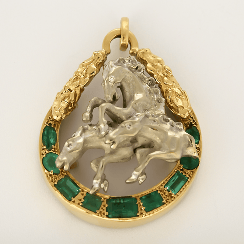 Pendentif Pendentif en or jaune et or gris à motif équestre et émeraudes 58 Facettes DV31400-2
