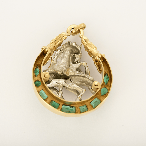 Pendentif Pendentif en or jaune et or gris à motif équestre et émeraudes 58 Facettes DV31400-2