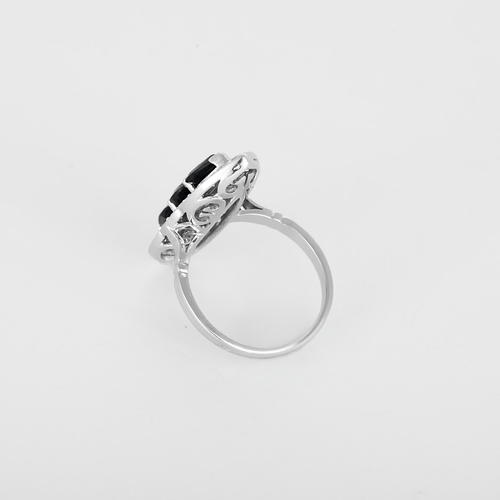 Bague 52 Bague navette en or gris, saphirs et diamants 58 Facettes DV35270-3