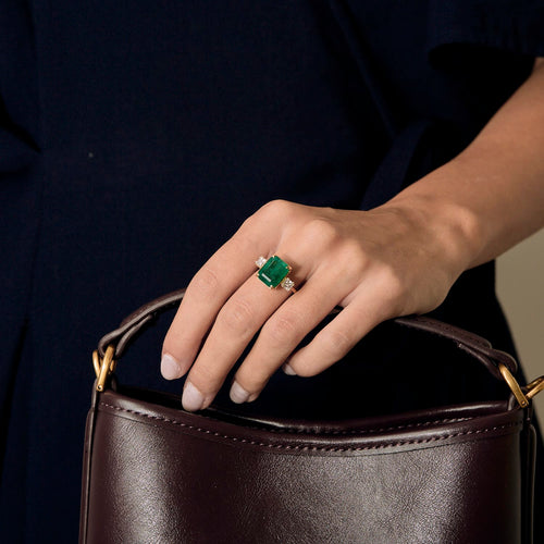 Bague en or jaune, émeraude : 6,80 carats et diamants : 0,80 carat