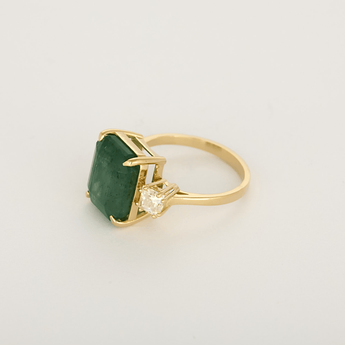Bague en or jaune, émeraude : 6,80 carats et diamants : 0,80 carat