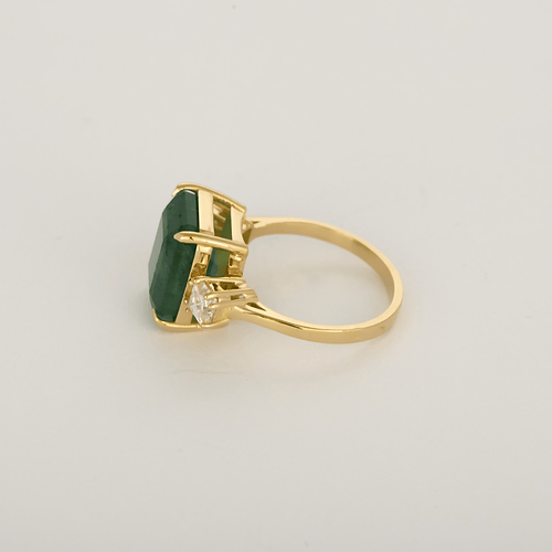 Bague en or jaune, émeraude : 6,80 carats et diamants : 0,80 carat