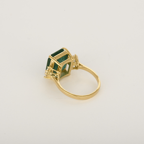 Bague en or jaune, émeraude : 6,80 carats et diamants : 0,80 carat