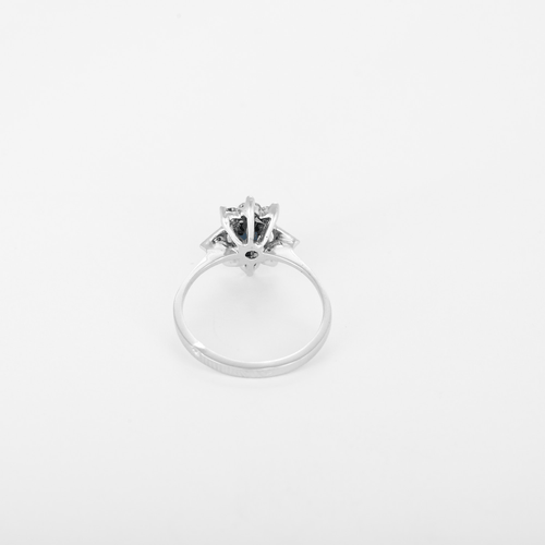 Bague 49.5 Bague de style marguerite en or blanc, saphir : 0,60 carat et diamants : 0,30 carat 58 Facettes DV35410-2