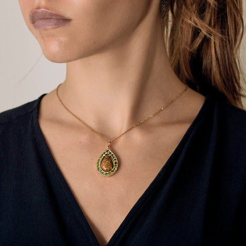 Pendentif poire en or jaune, opale noble : 14 carats et tsavorites : 1 carat 58 Facettes DV36260-6