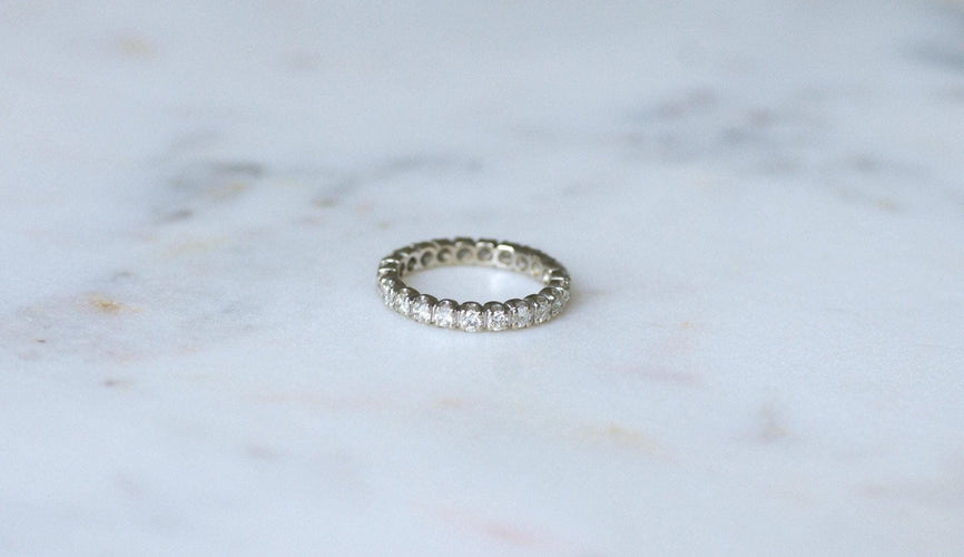 Bague 51.5 Alliance tour complet pavée de diamants 1,00 ct en or blanc 18kt 58 Facettes