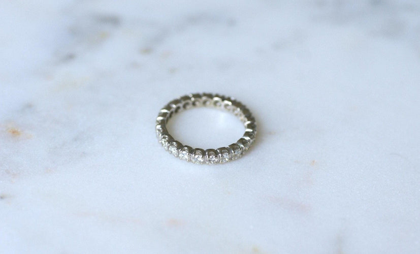 Bague 51.5 Alliance tour complet pavée de diamants 1,00 ct en or blanc 18kt 58 Facettes