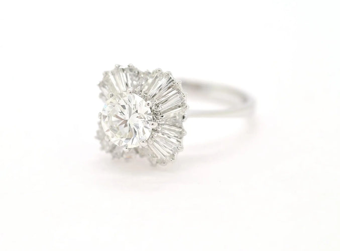 Anello in oro bianco con diamante centrale ct 1,39 e diamanti a contorno taglio baguette 58 Facettes 12970