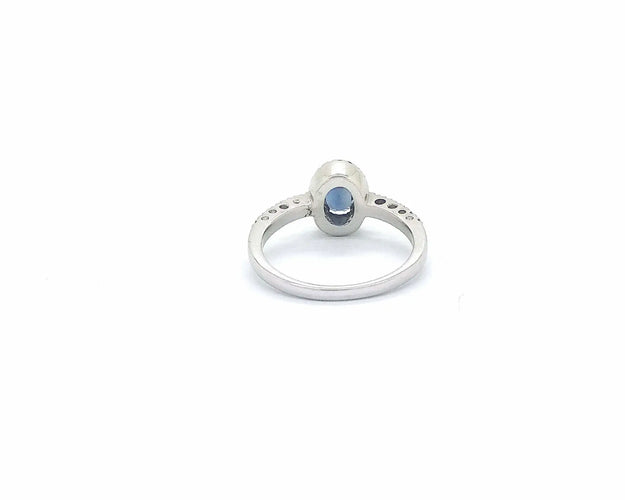 Bague 55 Bague en or blanc 18 kt avec saphir 0,70 ct et diamants 0,31 ct 58 Facettes 6726