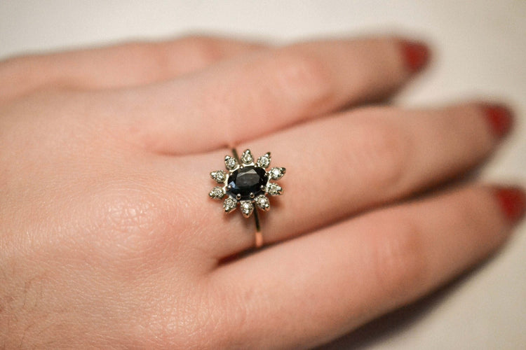 Bague 56.5 Bague marguerite en or blanc et saphir, entourage de diamants 58 Facettes 3746