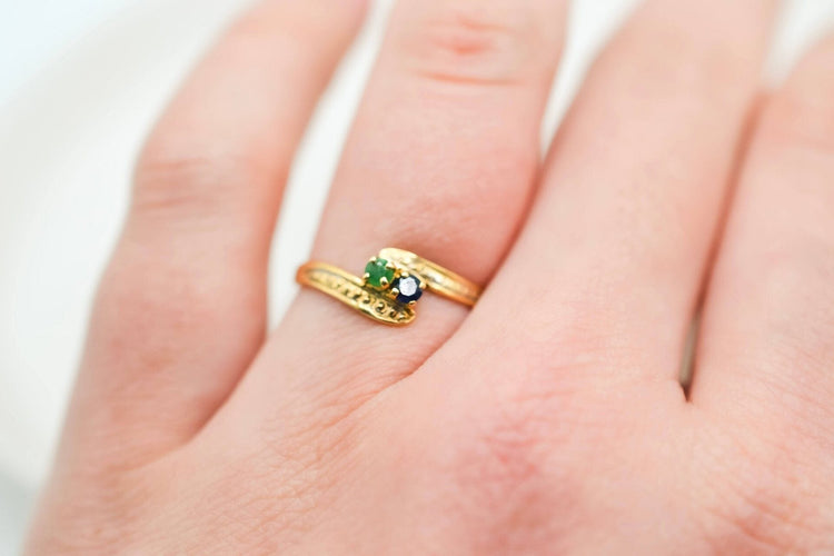 Bague 53 Bague Toi et Moi en or jaune 18k, saphir et émeraude 58 Facettes 3809