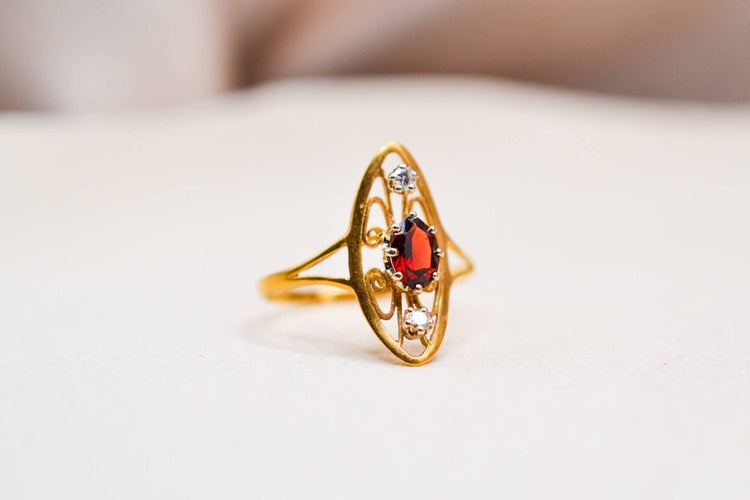 Bague 55 Bague Art Nouveau navette en or jaune 18 carats grenat et diamants 58 Facettes 3810