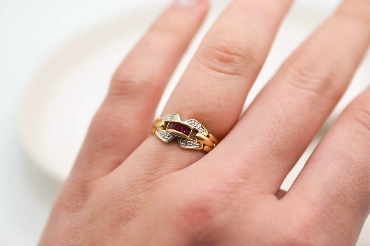 Bague 51 Bague Art Déco en or jaune 18 carats et rubis diamants 58 Facettes 3849