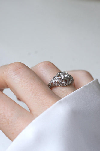 Bague 57 Bague dôme ajourée Art Déco en or blanc 18k et platine, diamants 58 Facettes